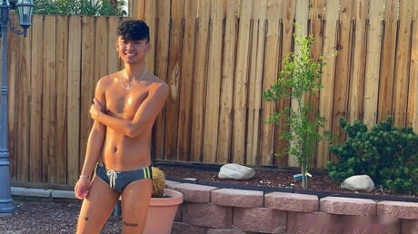 Der schöne asiatische Junge Danny Ice wichst mit einem Sexspielzeug im Pool