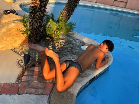 Der schöne asiatische Junge Danny Ice wichst mit einem Sexspielzeug im Pool