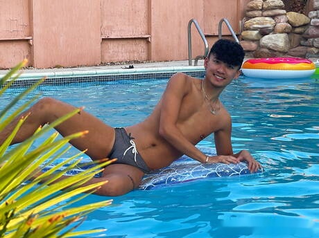 Der schöne asiatische Junge Danny Ice wichst mit einem Sexspielzeug im Pool