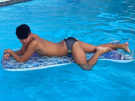 Der schöne asiatische Junge Danny Ice wichst mit einem Sexspielzeug im Pool