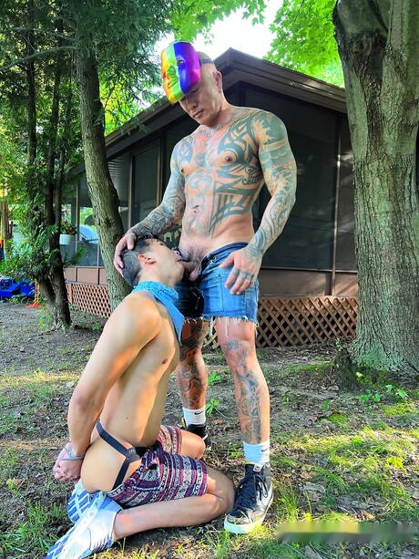 Los chicos estadounidenses calientes Damian Dragon y el chico guapo Levy Foxx tienen una escena de pareja caliente al aire libre