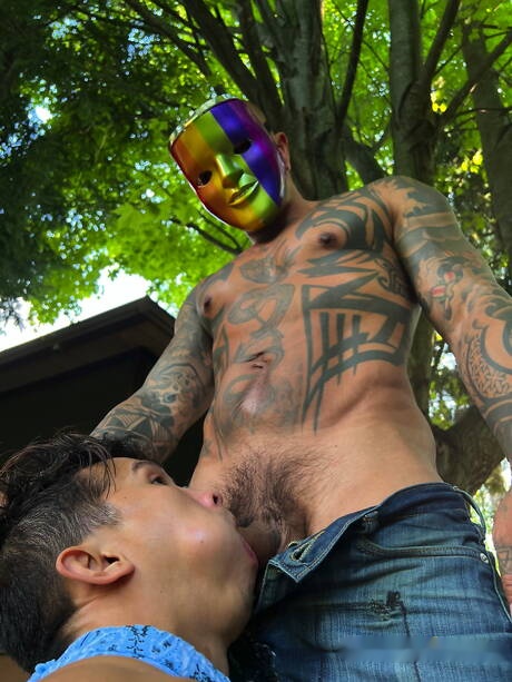 Los chicos estadounidenses calientes Damian Dragon y el chico guapo Levy Foxx tienen una escena de pareja caliente al aire libre