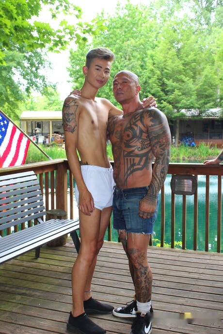 Las estrellas porno estadounidenses Nolan Knox y Damian Dragon se follan el culo con fuerza al aire libre.