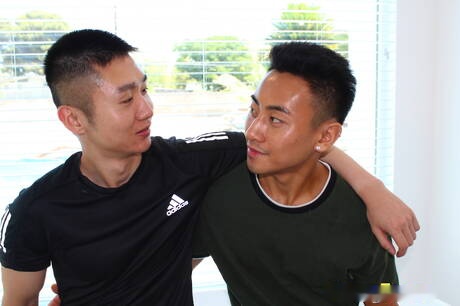 Die sexy Amerikaner Hans Raw und Jeremy Vuitton lieben sich im Badezimmer