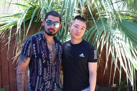 Peter Fever: Las estrellas estadounidenses Jon Darra y Hans Raw se chupan y follan mutuamente al aire libre.