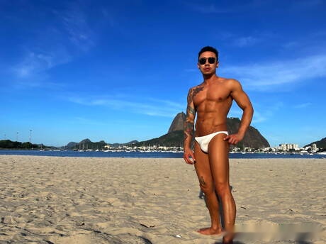 性感的 Eduardo Menzorra、Christian Hupper 和 Travis Yukarin 在海灘上享受火辣的三人性愛