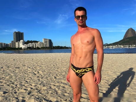 Los calientes Eduardo Menzorra, Christian Hupper y Travis Yukarin tienen un trío sexual caliente en la playa