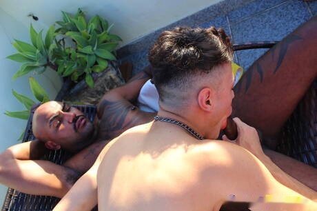 拉丁帥哥 Hanry Onlyjapa 和帥哥 Vitor Guedes 在廚房裡上演熱辣的同性戀場景