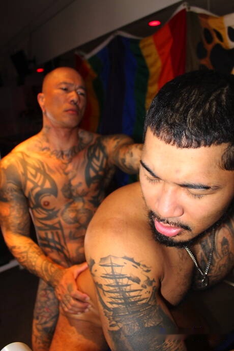 Dos estadounidenses, el supersemental Jon Darra y el fuerte toro Damian Dragon, se follan el culo después de chupar la polla.