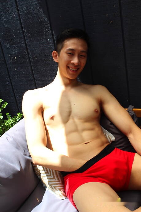 El musculoso oriental Tyler Wu posa desnudo y muestra su trasero caliente al aire libre