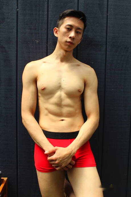 El musculoso oriental Tyler Wu posa desnudo y muestra su trasero caliente al aire libre