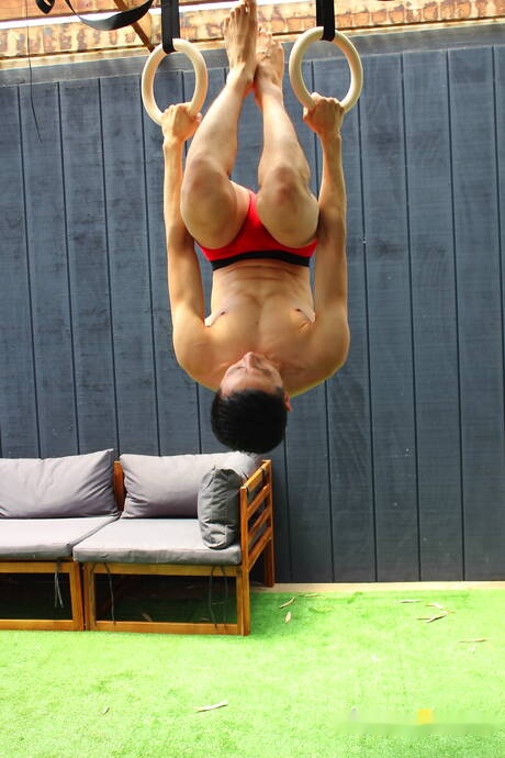 El musculoso oriental Tyler Wu posa desnudo y muestra su trasero caliente al aire libre