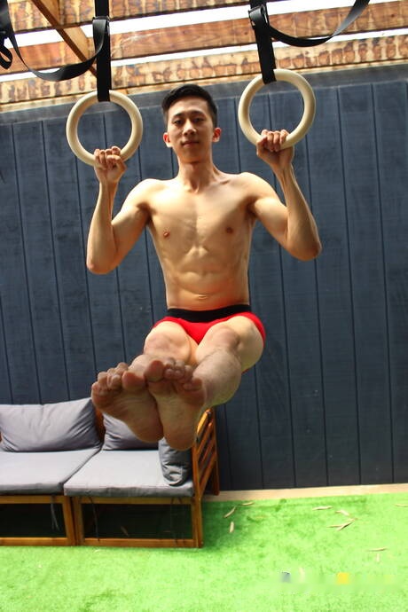 El musculoso oriental Tyler Wu posa desnudo y muestra su trasero caliente al aire libre