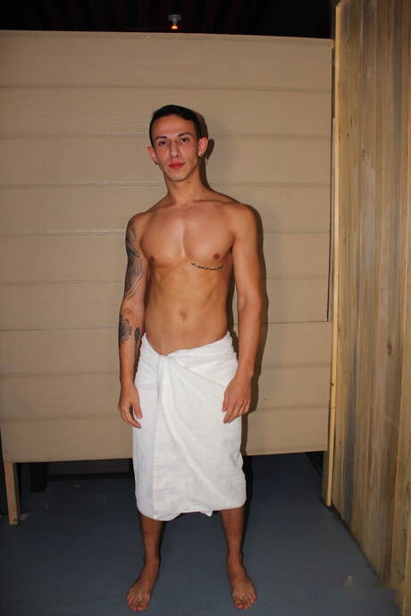 Oriental hunk Jeremy Vuitton and latin hunk Des Irez have a good sex