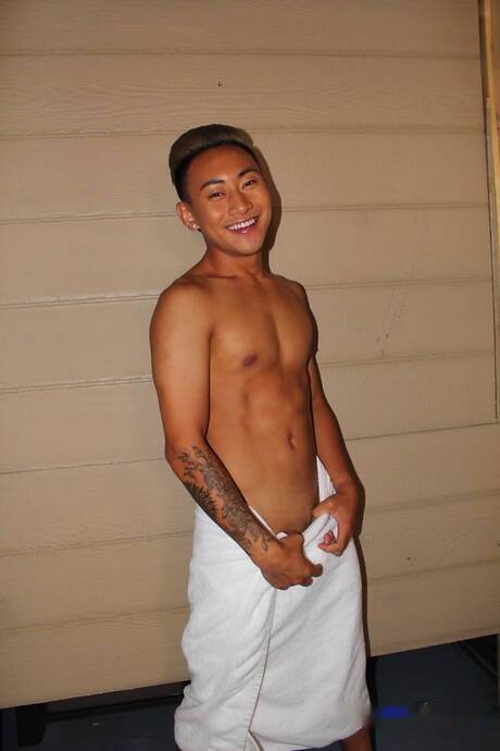 Two american dudes bull Jessie Lee and hunk Jeremy Vuitton in hot ass fuck action in hot shower