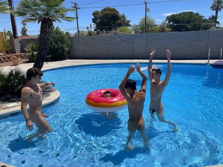 Los amigos desvergonzados Matteo Gomez, Kai Cho y Drake Von taladrando un culo en la piscina