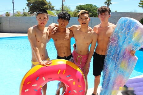 Los amigos desvergonzados Matteo Gomez, Kai Cho y Drake Von taladrando un culo en la piscina