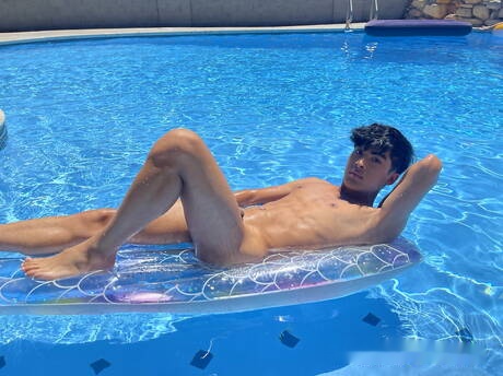 El jovencito oriental Kai Cho y el joven Matteo Gomez posando desnudos en la piscina