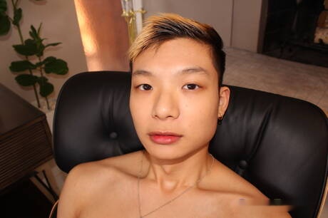 Orientalny młodzieniec Kai Cho rozbiera się i pokazuje tyłek w basenie