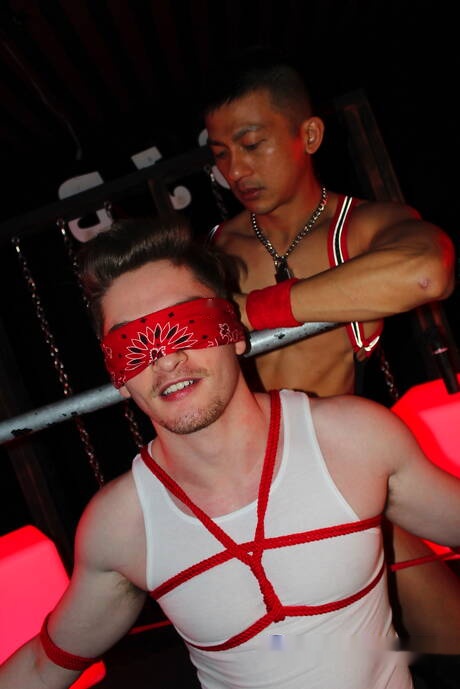 Amerikaanse stoere Jay Tee en Aziatische gespierde Zed Sheng hebben anale seks