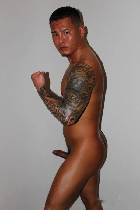 Beefcake Reach e Beefcake Rikiya scopano dopo aver succhiato il cazzo