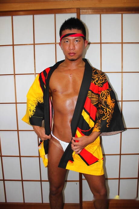 Beefcake Reach e Beefcake Rikiya scopano dopo aver succhiato il cazzo