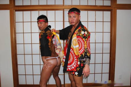 Beefcake Reach e Beefcake Rikiya scopano dopo aver succhiato il cazzo