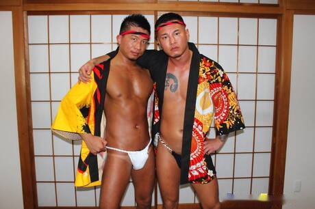 Beefcake Reach e Beefcake Rikiya scopano dopo aver succhiato il cazzo