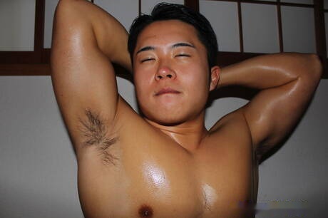 Asian beefcake Kosuke posing nude and showing tight ass outdoor