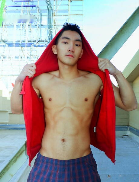 Il forte toro orientale Eric East posa nudo all