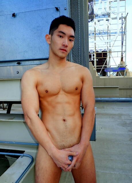 Il forte toro orientale Eric East posa nudo all