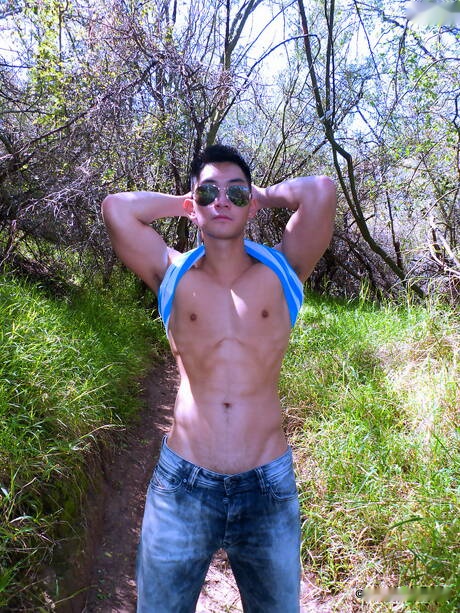 Il forte toro orientale Eric East posa nudo all