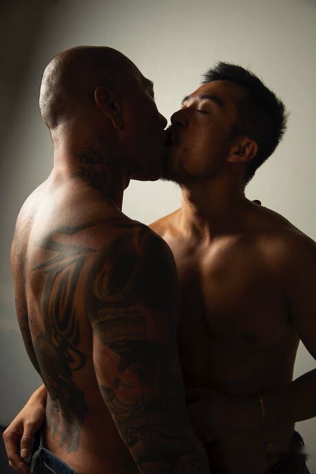 Strongman Tanner Winn and asian bull Damian Dragon fuck after dick sucking outside