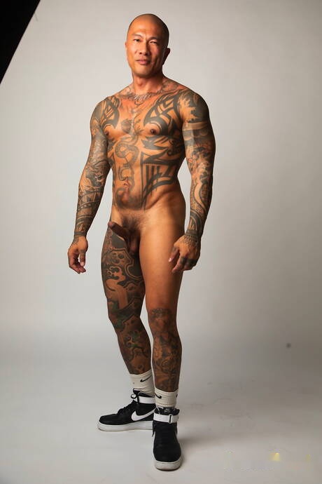 Strongman Tanner Winn and asian bull Damian Dragon fuck after dick sucking outside