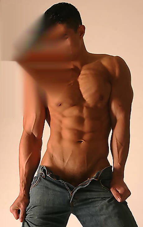 El fuerte toro asiático Peter Le se desnuda y muestra su trasero caliente