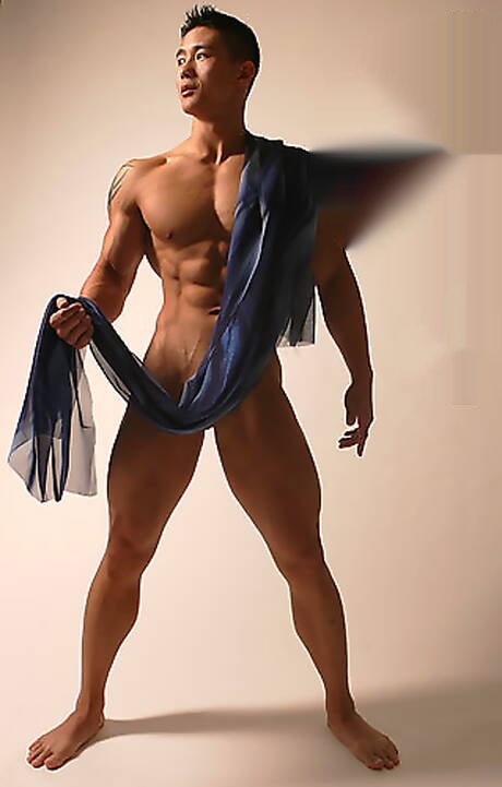 El fuerte toro asiático Peter Le se desnuda y muestra su trasero caliente