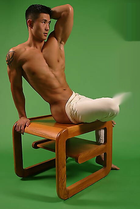 El fuerte toro asiático Peter Le muestra un cuerpo bien formado