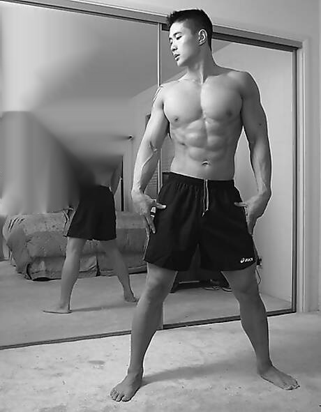 Asian bodybuilder Peter Le posing nude and showing tight ass