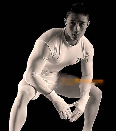 El culturista asiático Peter Le posando desnudo y mostrando su bonito trasero.