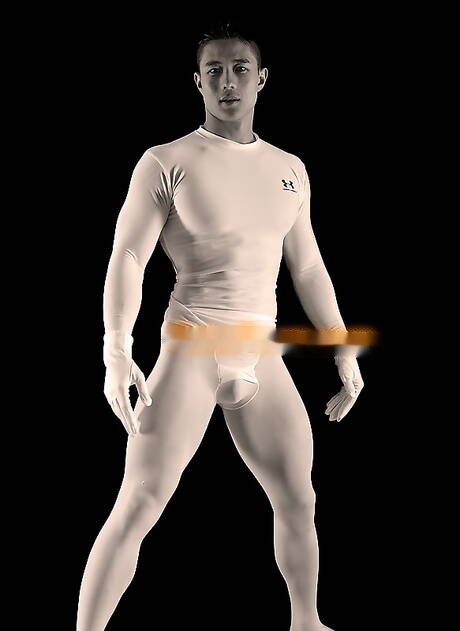 El culturista asiático Peter Le posando desnudo y mostrando su bonito trasero.