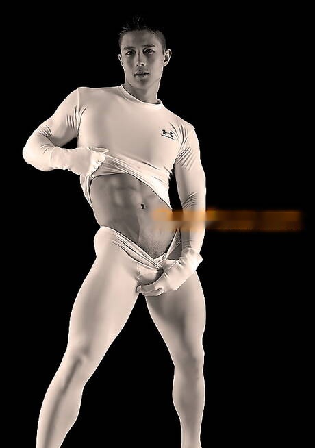 El culturista asiático Peter Le posando desnudo y mostrando su bonito trasero.