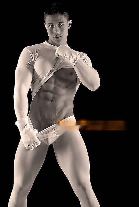 El culturista asiático Peter Le posando desnudo y mostrando su bonito trasero.