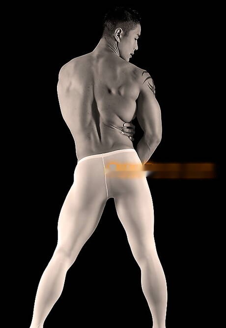 El culturista asiático Peter Le posando desnudo y mostrando su bonito trasero.