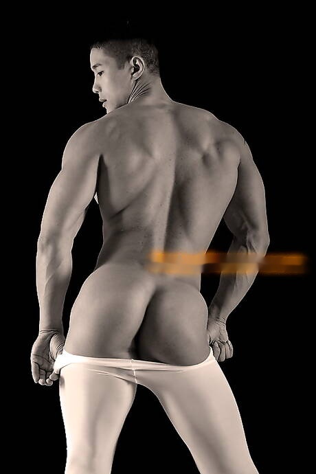 Asian bodybuilder Peter Le posing naked and showing nice butt