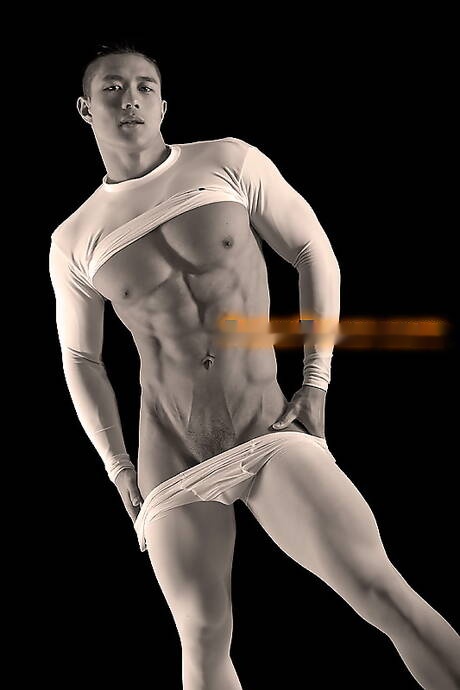 El culturista asiático Peter Le posando desnudo y mostrando su bonito trasero.