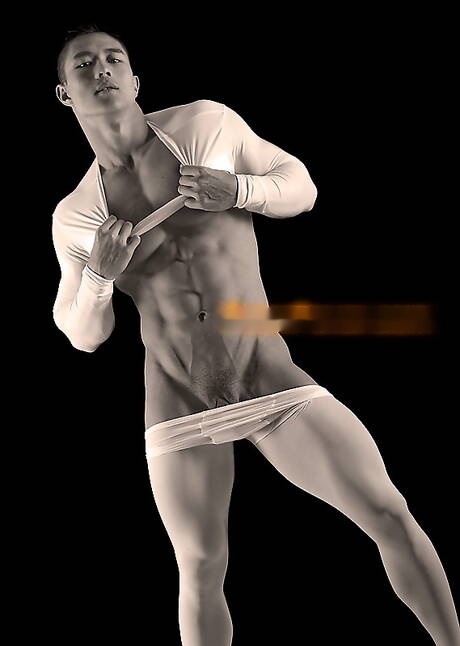 El culturista asiático Peter Le posando desnudo y mostrando su bonito trasero.