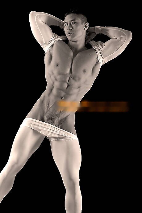 El culturista asiático Peter Le posando desnudo y mostrando su bonito trasero.
