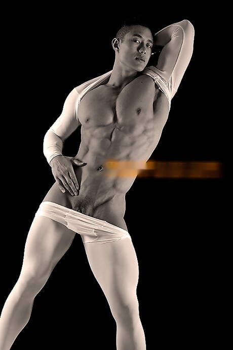 El culturista asiático Peter Le posando desnudo y mostrando su bonito trasero.