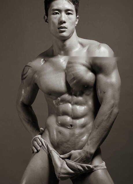 Asian bodybuilder Peter Le get naked and showing his ass in black white photos