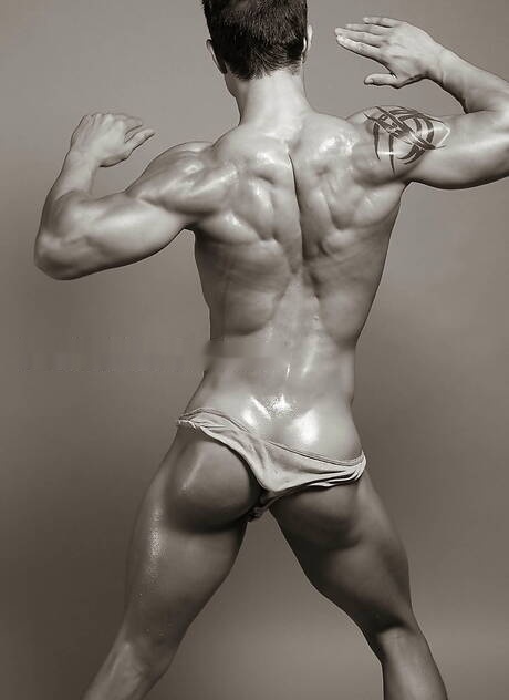 Asian bodybuilder Peter Le get naked and showing his ass in black white photos